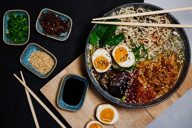 **"Umami z Kraju Kwitnącej Wiśni: Jak wydobyć głębię smaku w wegańskim ramen bez dashi?"** - 5 2025