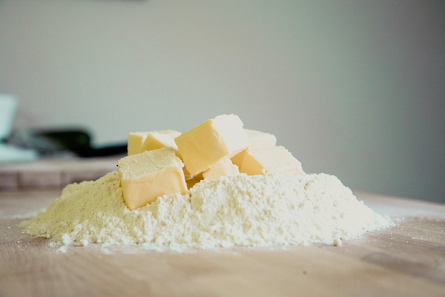 ** 5 sposobów na odświeżenie czerstwego pieczywa i uniknięcie marnowania.